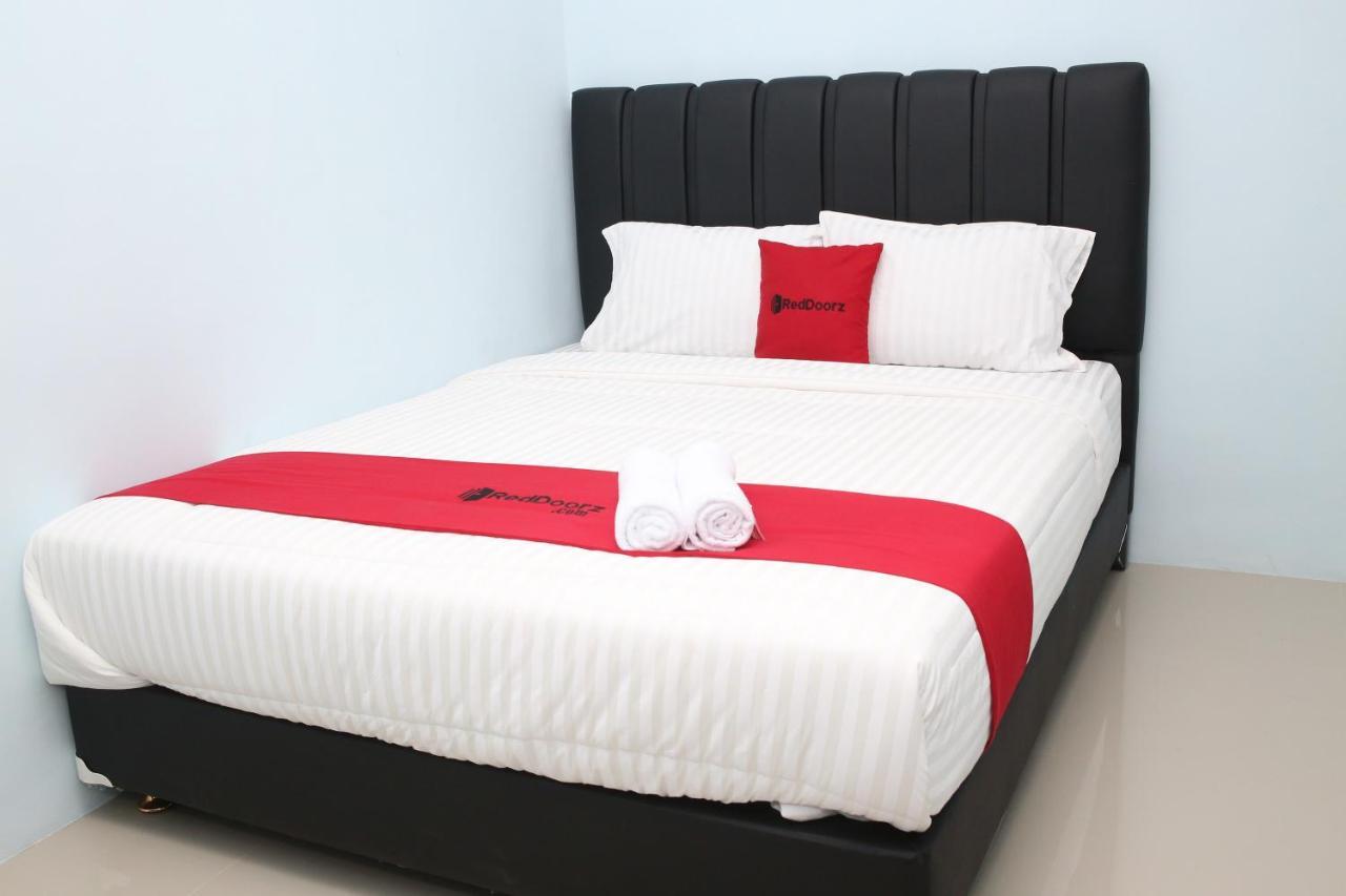 RedDoorz Syariah near Suncity Mall Madiun Bagian luar foto