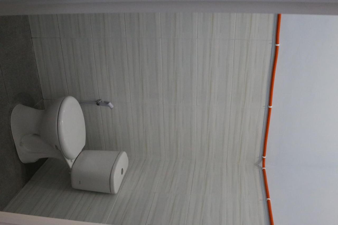 RedDoorz Syariah near Suncity Mall Madiun Bagian luar foto
