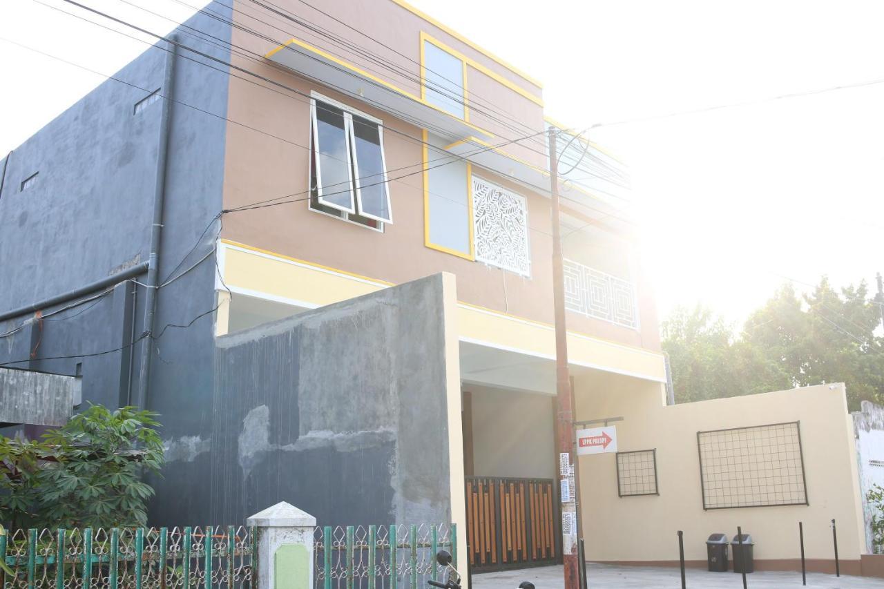 RedDoorz Syariah near Suncity Mall Madiun Bagian luar foto
