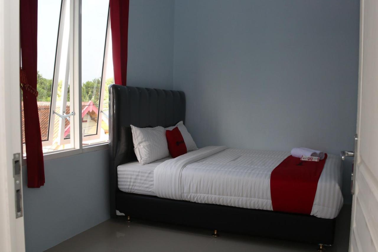 RedDoorz Syariah near Suncity Mall Madiun Bagian luar foto
