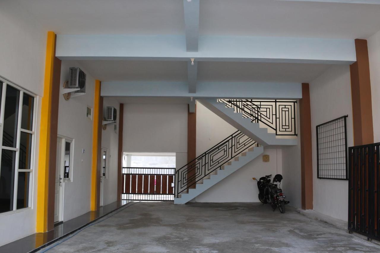 RedDoorz Syariah near Suncity Mall Madiun Bagian luar foto