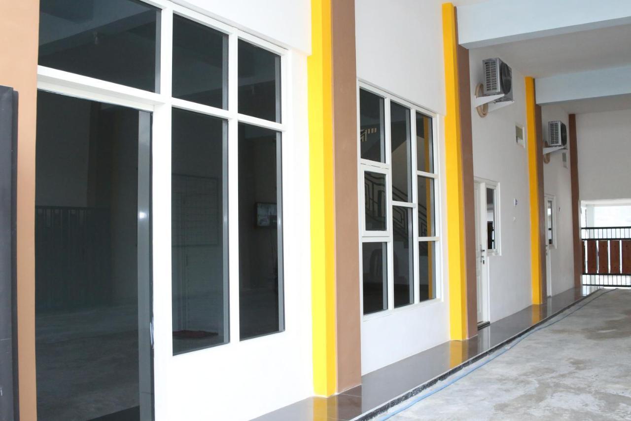 RedDoorz Syariah near Suncity Mall Madiun Bagian luar foto