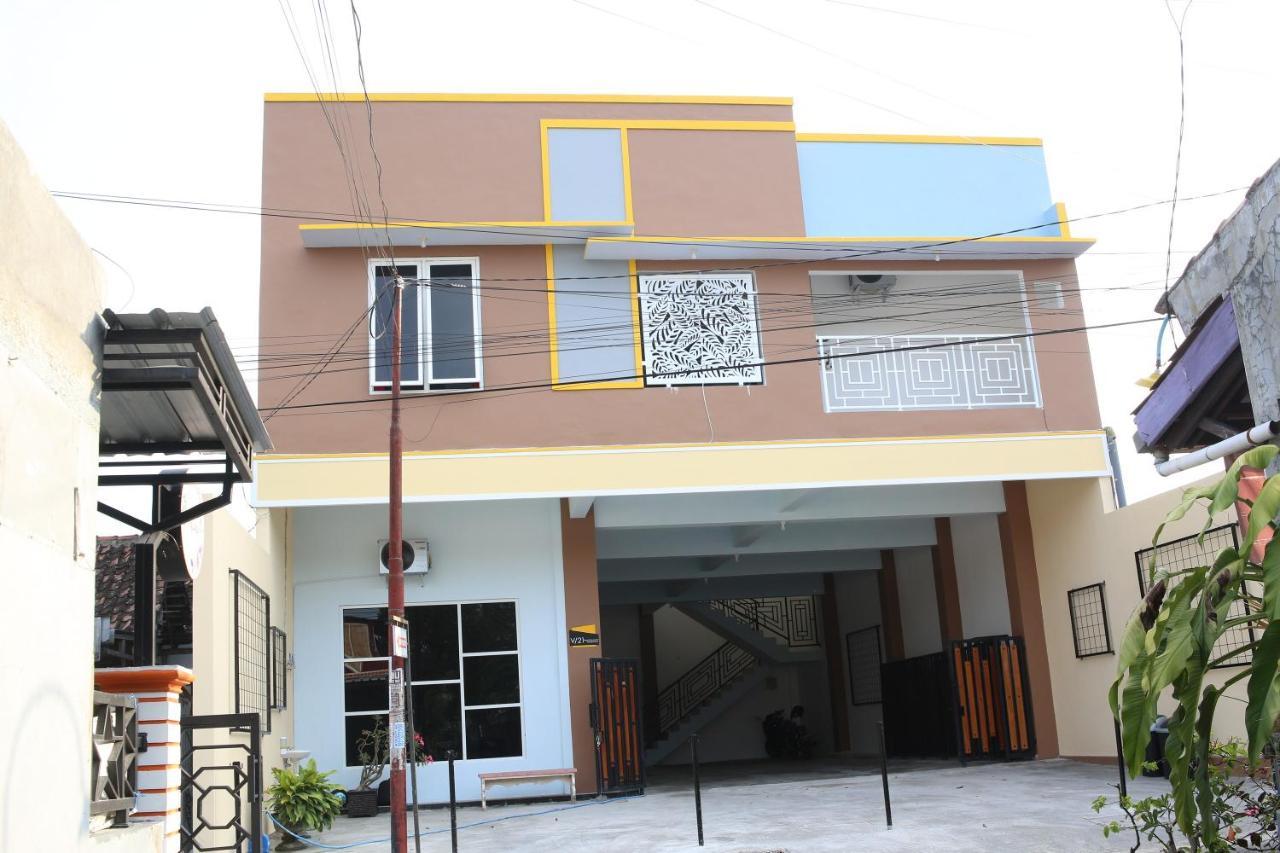 RedDoorz Syariah near Suncity Mall Madiun Bagian luar foto