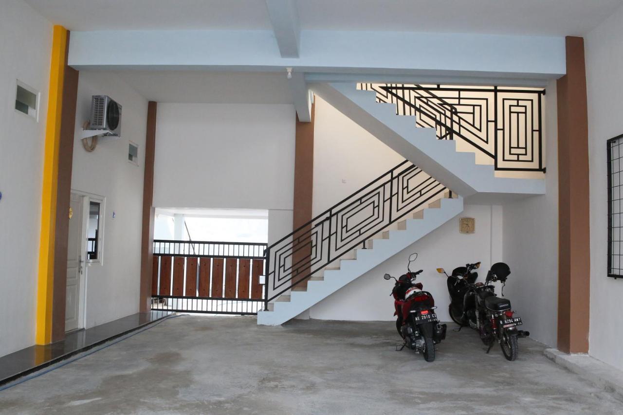 RedDoorz Syariah near Suncity Mall Madiun Bagian luar foto