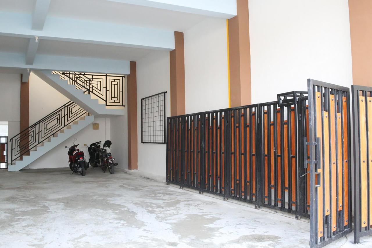 RedDoorz Syariah near Suncity Mall Madiun Bagian luar foto