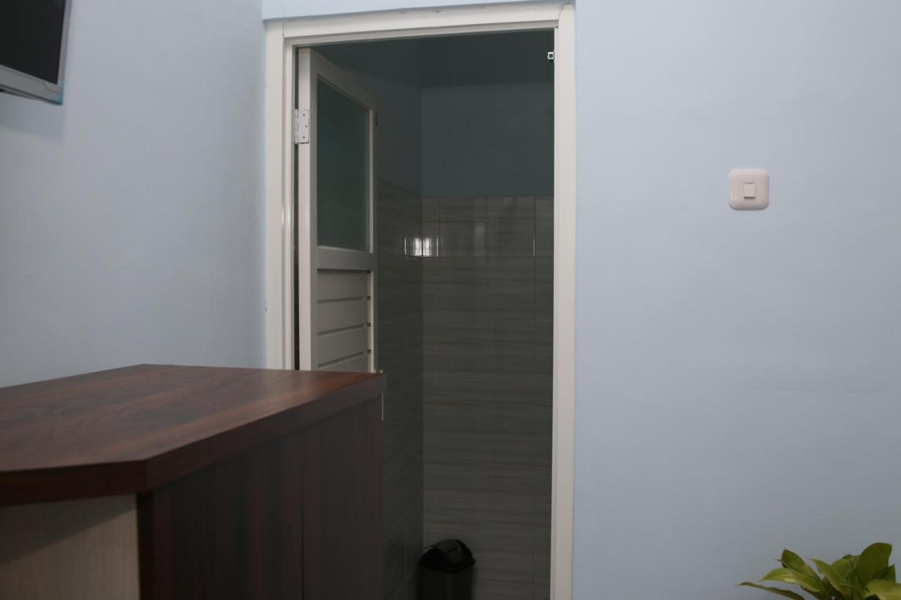 RedDoorz Syariah near Suncity Mall Madiun Bagian luar foto