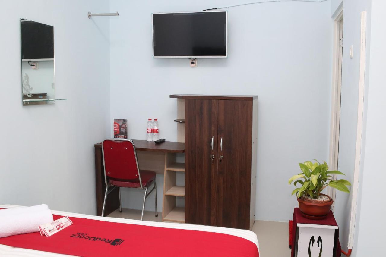 RedDoorz Syariah near Suncity Mall Madiun Bagian luar foto