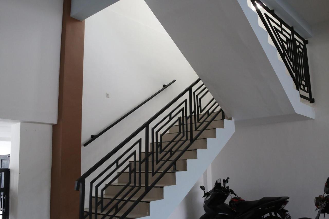 RedDoorz Syariah near Suncity Mall Madiun Bagian luar foto