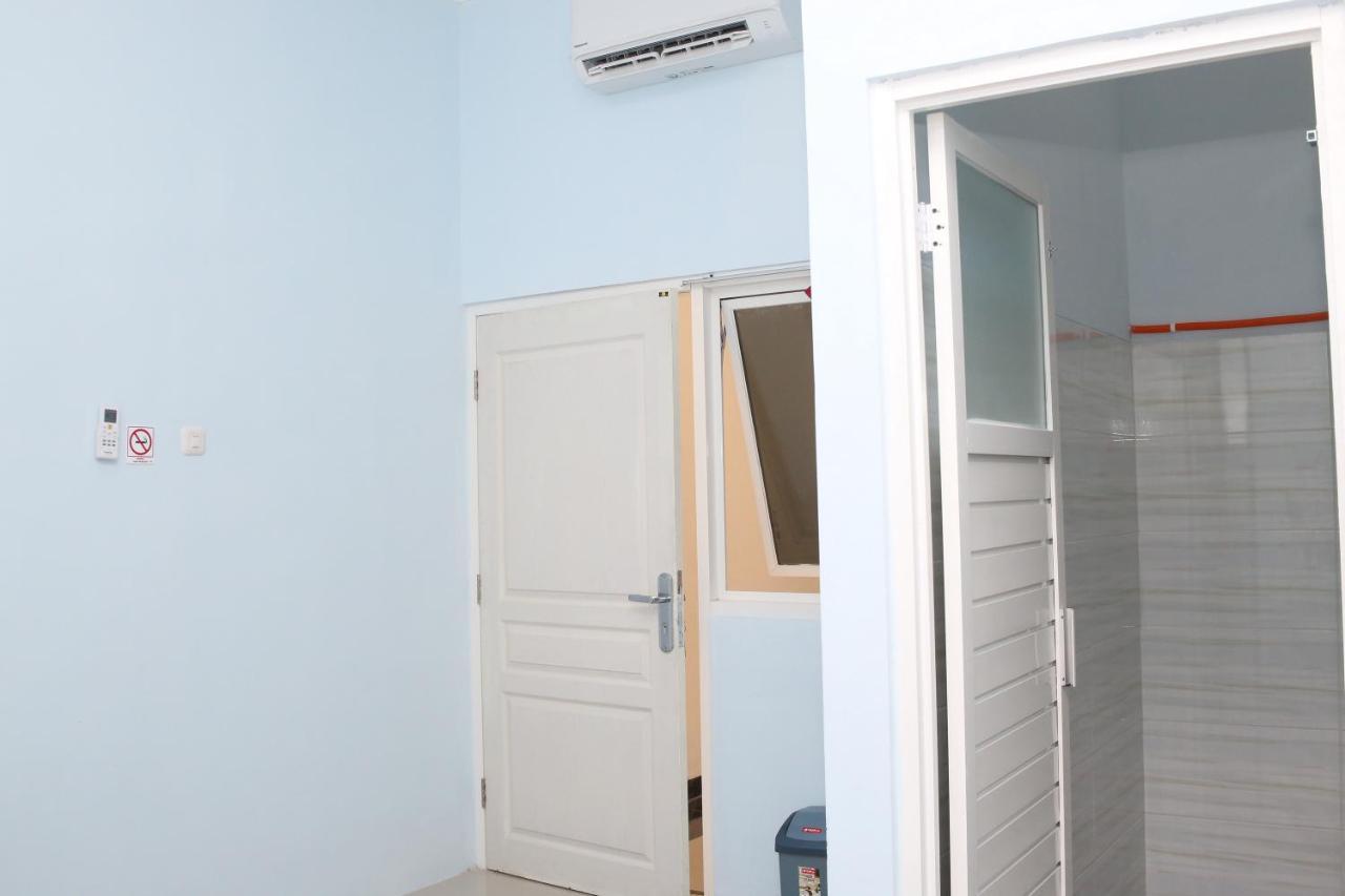 RedDoorz Syariah near Suncity Mall Madiun Bagian luar foto