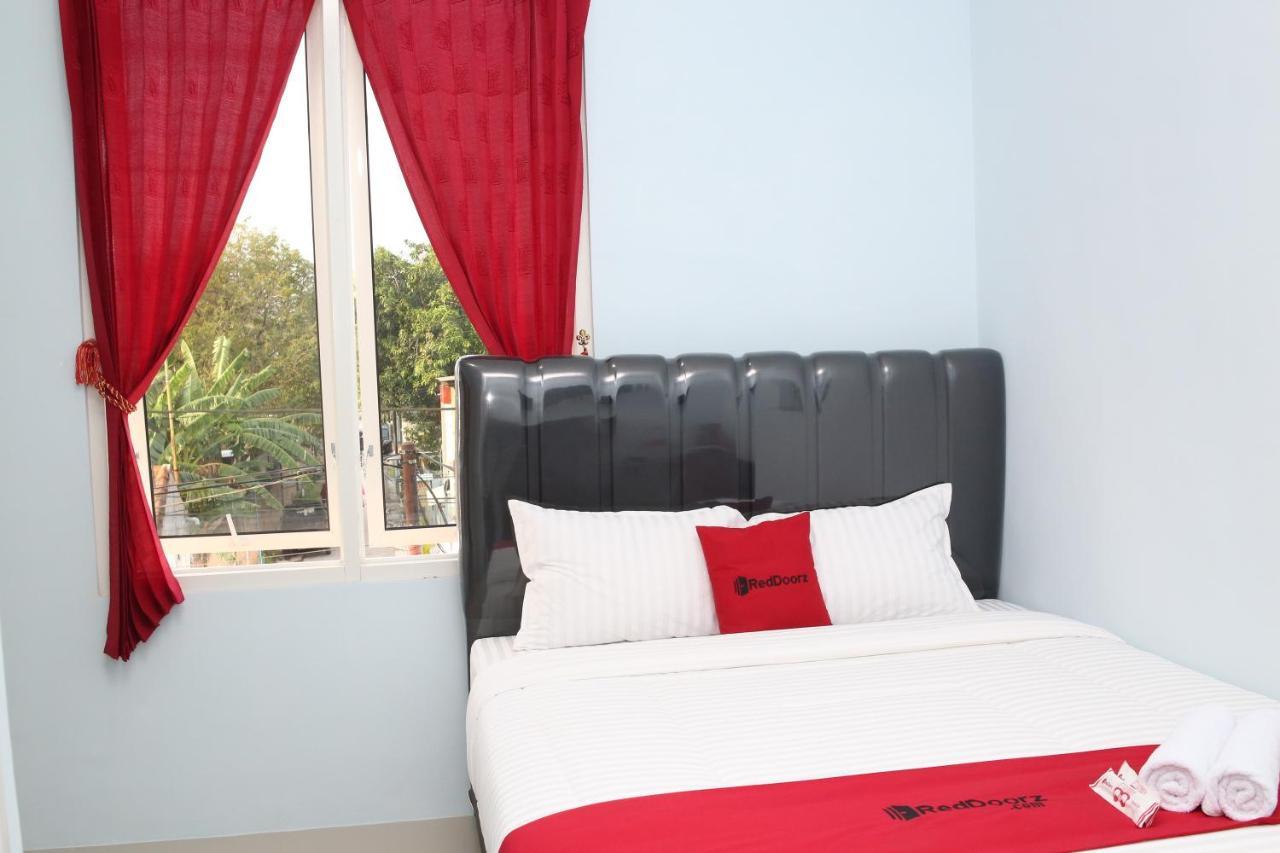 RedDoorz Syariah near Suncity Mall Madiun Bagian luar foto