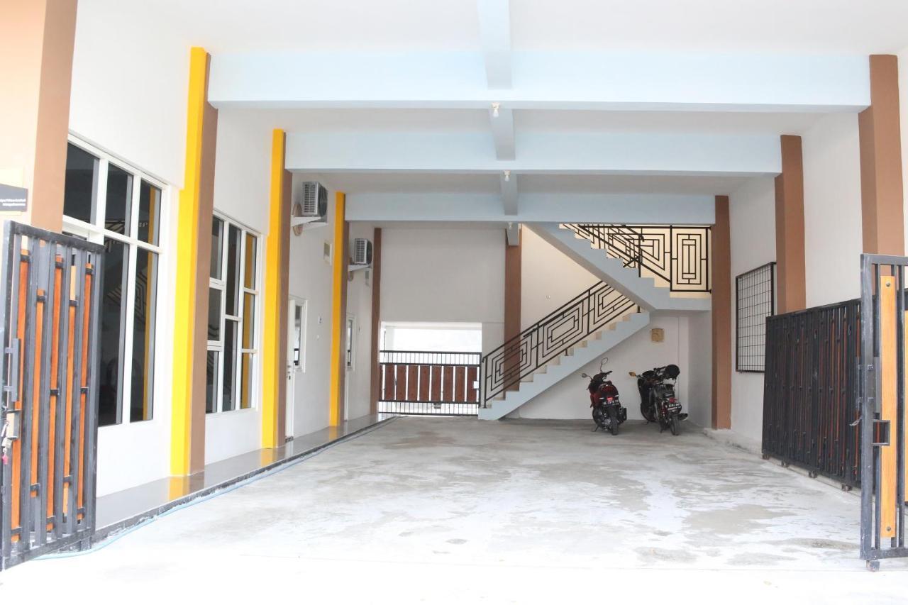 RedDoorz Syariah near Suncity Mall Madiun Bagian luar foto