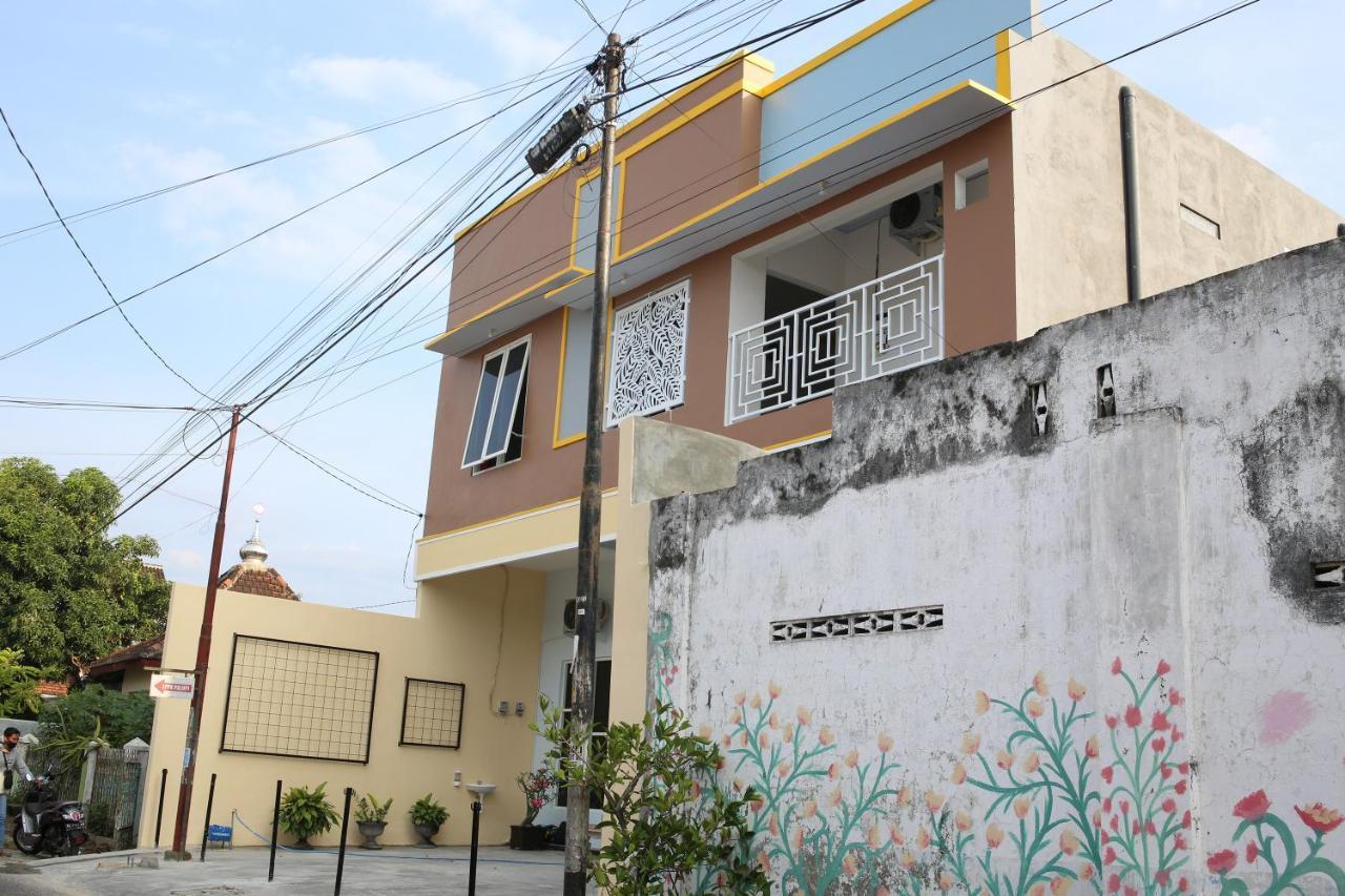 RedDoorz Syariah near Suncity Mall Madiun Bagian luar foto